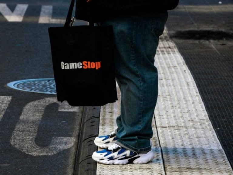 Trading Curbs Reverse GameStop Rally, Angering Upstart Traders